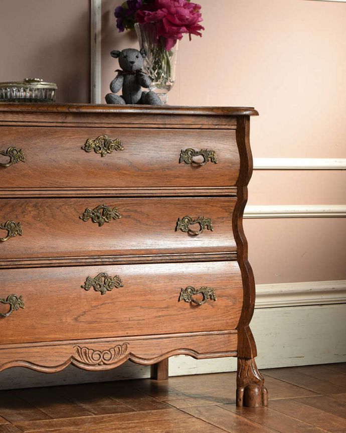 アンティークのチェスト　アンティーク家具　南フランススタイルの優雅なアンティーク家具、取っ手と脚まで美しいコモード（チェスト）。「見せる収納」だから、置く場所を選びません！チェストと言ってもデザインがステキだから、収納だけじゃなくて見ても楽しめる家具なんです。(j-2174-f)