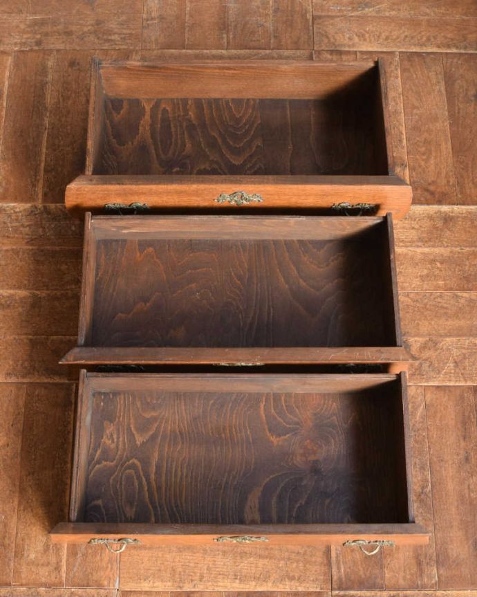 アンティークのチェスト　アンティーク家具　南フランススタイルの優雅なアンティーク家具、取っ手と脚まで美しいコモード（チェスト）。キレイに修復したので、何を入れてもOKです。(j-2174-f)