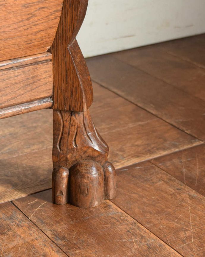 アンティークのチェスト　アンティーク家具　南フランススタイルの優雅なアンティーク家具、取っ手と脚まで美しいコモード（チェスト）。女性1人でラクラク運べちゃう仕掛けHandleのアンティークは、脚の裏にフェルトキーパーをお付けしています。(j-2174-f)