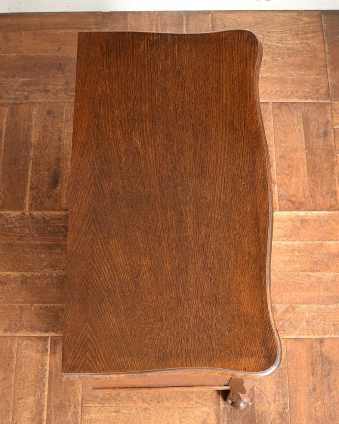 アンティークのチェスト　アンティーク家具　南フランススタイルの優雅なアンティーク家具、取っ手と脚まで美しいコモード（チェスト）。何を置こうかな･･･？上から見ると、天板はこんな感じで塗装もキレイに仕上げました。(j-2174-f)