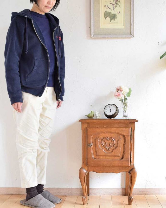 アンティークのキャビネット　アンティーク家具　小さなフレンチアンティーク、美しい彫りのサイドキャビネット(ナイトテーブル)。フランスらしさがギュッと詰まっていますコンパクトなサイズなのにフランスらしく優雅な雰囲気がたっぷり詰まったキャビネット。(j-2175-f)