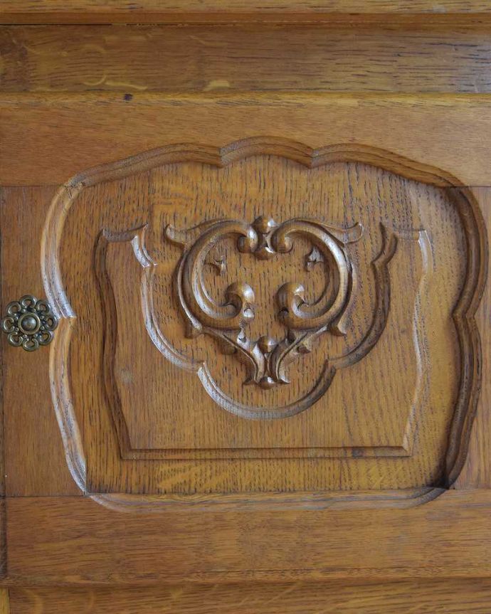 アンティークのキャビネット　アンティーク家具　小さなフレンチアンティーク、美しい彫りのサイドキャビネット(ナイトテーブル)。惚れ惚れしちゃう美しさこんなに堅い無垢材に一体どうやって彫ったんだろう？と不思議になるくらい細かい彫にうっとりです。(j-2175-f)