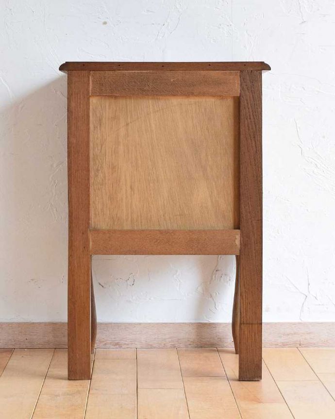 アンティークのキャビネット　アンティーク家具　小さなフレンチアンティーク、美しい彫りのサイドキャビネット(ナイトテーブル)。後ろから見ても･･･アンティークは新品ではないので、もちろん経年変化によるキズはありますが、専門の職人がお直しをしているので、後ろ姿もキレイです。(j-2175-f)