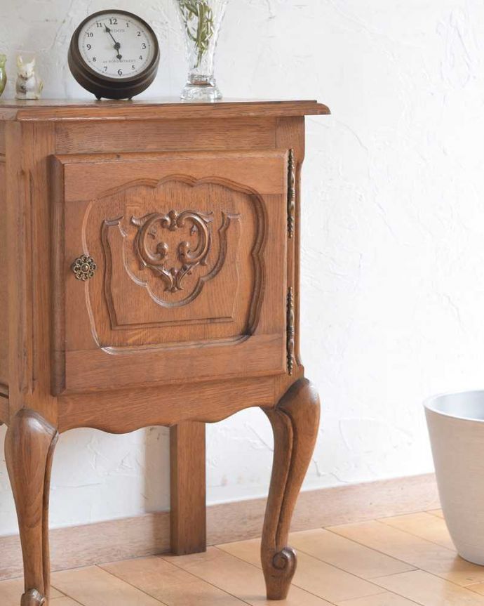 アンティークのキャビネット　アンティーク家具　小さなフレンチアンティーク、美しい彫りのサイドキャビネット(ナイトテーブル)。どこにでも置けるサイズが魅力ベッドやソファの横など、どこにでも置けるコンパクトさ。(j-2175-f)