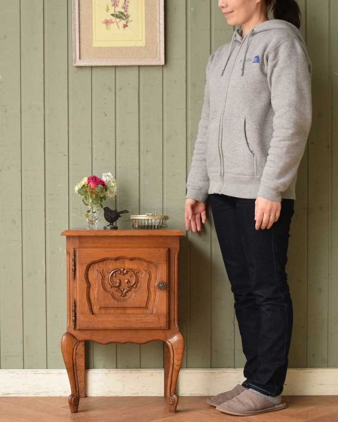 アンティークのキャビネット アンティーク家具 フランスで見つけた猫脚のアンティークナイトテーブル(オーク材)。フランスらしさがギュッと詰まっていますコンパクトなサイズなのにフランスらしく優雅な雰囲気がたっぷり詰まったキャビネット。(j-2176-f)