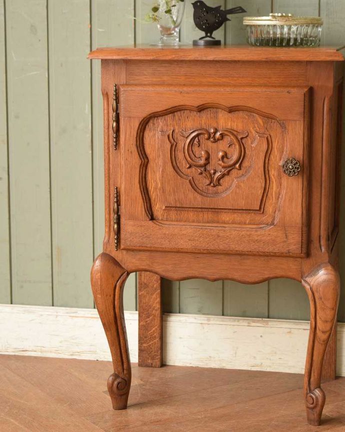 アンティークのキャビネット アンティーク家具 フランスで見つけた猫脚のアンティークナイトテーブル(オーク材)。どこにでも置けるサイズが魅力ベッドやソファの横など、どこにでも置けるコンパクトさ。(j-2176-f)