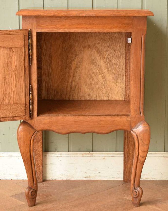 アンティークのキャビネット アンティーク家具 フランスで見つけた猫脚のアンティークナイトテーブル(オーク材)。扉を開けて中を見ると・・・専門の職人が仕上げたので中もキレイです。(j-2176-f)