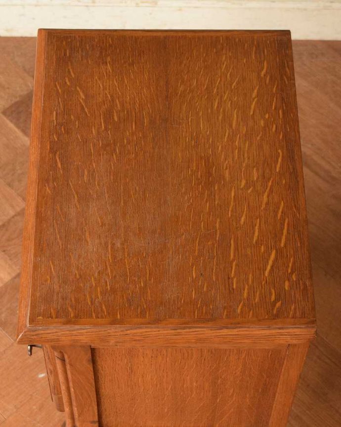 アンティークのキャビネット アンティーク家具 フランスで見つけた猫脚のアンティークナイトテーブル(オーク材)。上から見てみると・・・修復の際、天板の塗装もキレイに仕上げました。(j-2176-f)