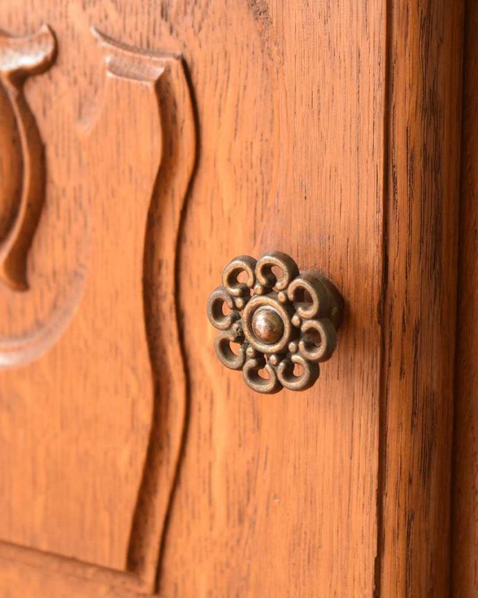 アンティークのキャビネット アンティーク家具 フランスで見つけた猫脚のアンティークナイトテーブル(オーク材)。取っ手のデザインも優雅フランスらしさは取っ手のデザインにも。(j-2176-f)