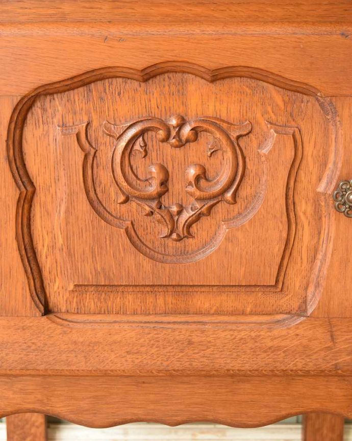 アンティークのキャビネット アンティーク家具 フランスで見つけた猫脚のアンティークナイトテーブル(オーク材)。惚れ惚れしちゃう美しさこんなに堅い無垢材に一体どうやって彫ったんだろう?と不思議になるくらい細かい彫にうっとりです。(j-2176-f)