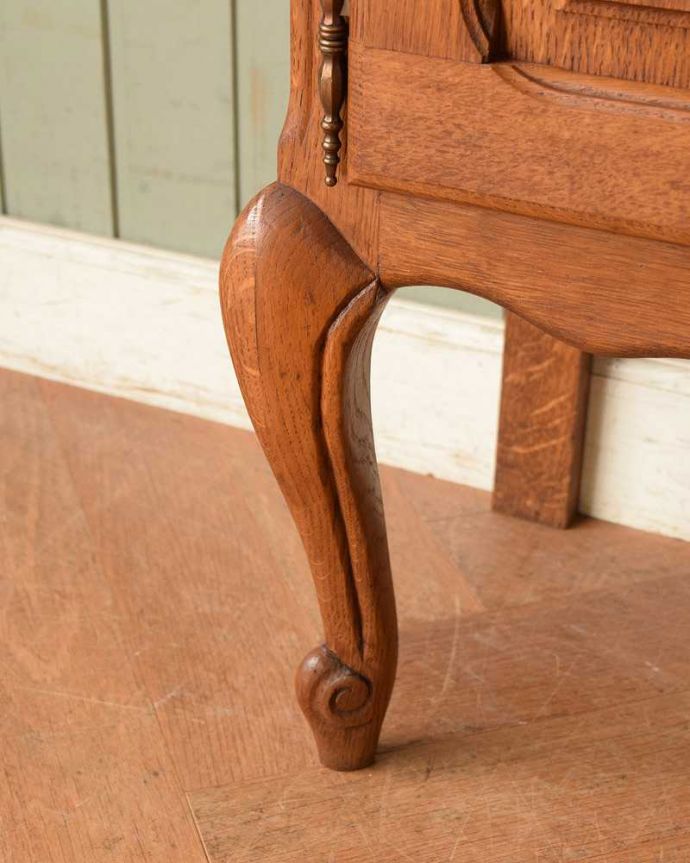 アンティークのキャビネット アンティーク家具 フランスで見つけた猫脚のアンティークナイトテーブル(オーク材)。女性1人でラクラク運べちゃう仕掛けHandleのアンティークの脚の裏にはフェルトキーパーが付いているんです。(j-2176-f)