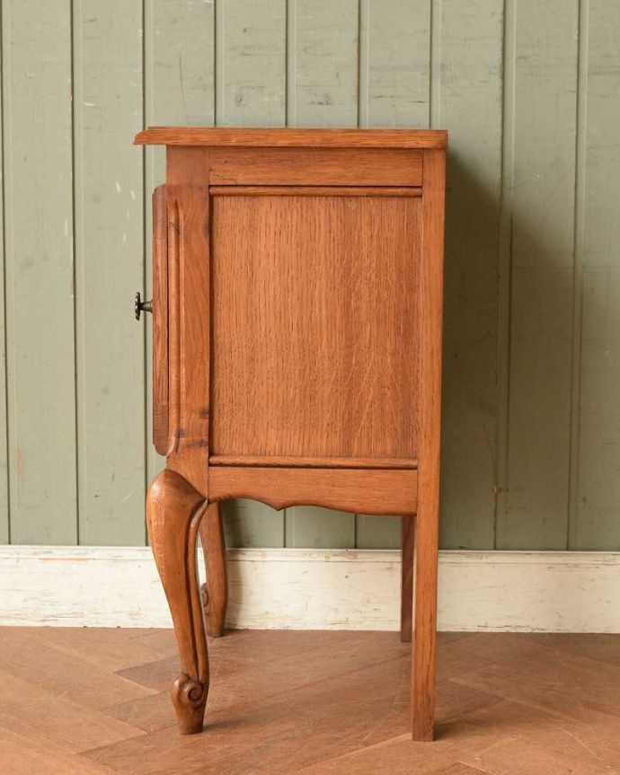 アンティークのキャビネット アンティーク家具 フランスで見つけた猫脚のアンティークナイトテーブル(オーク材)。横から見ても美しいんです正面はもちろん、横顔だってフランスらしく美しいです。(j-2176-f)