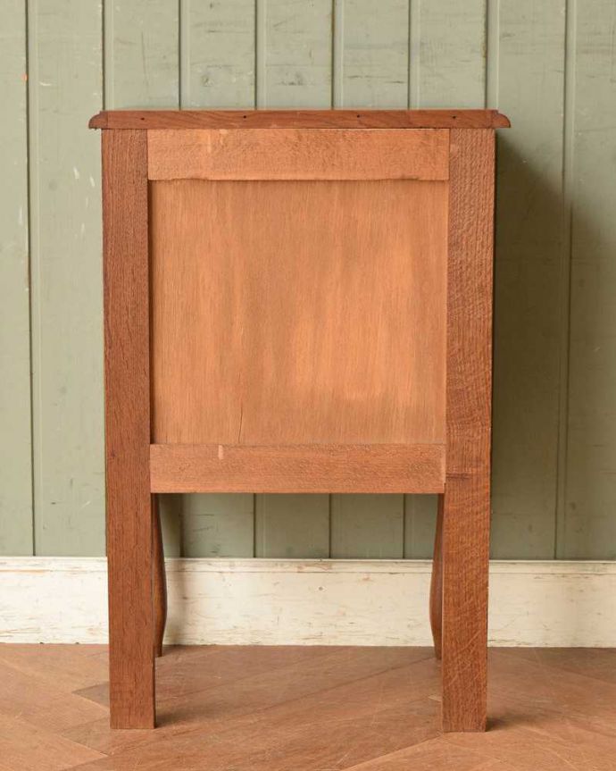 アンティークのキャビネット アンティーク家具 フランスで見つけた猫脚のアンティークナイトテーブル(オーク材)。後ろから見ても・・・アンティークは新品ではないので、もちろん経年変化によるキズはありますが、専門の職人がお直しをしているので、後ろ姿もキレイです。(j-2176-f)