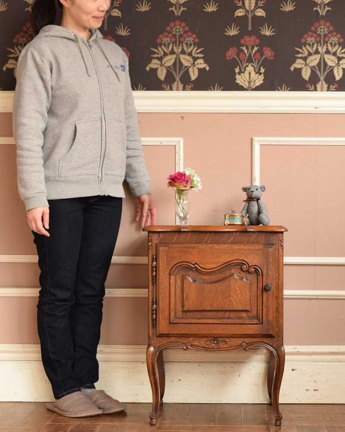 アンティークのキャビネット　アンティーク家具　フランス便で到着、天板のかたちも素敵なアンティークナイトテーブル。フランスらしさがギュッと詰まっていますコンパクトなサイズなのにフランスらしく優雅な雰囲気がたっぷり詰まったキャビネット。(j-2177-f)