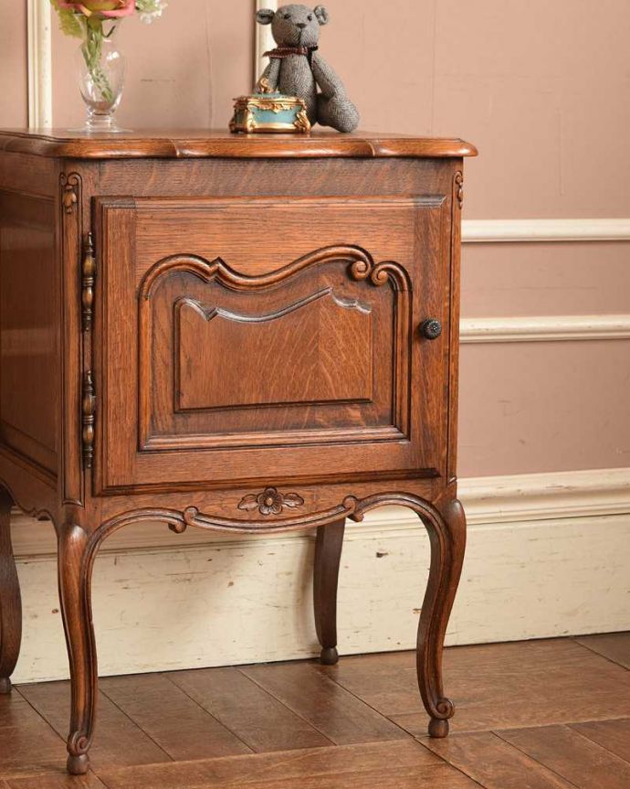 アンティークのキャビネット　アンティーク家具　フランス便で到着、天板のかたちも素敵なアンティークナイトテーブル。どこにでも置けるサイズが魅力ベッドやソファの横など、どこにでも置けるコンパクトさ。(j-2177-f)