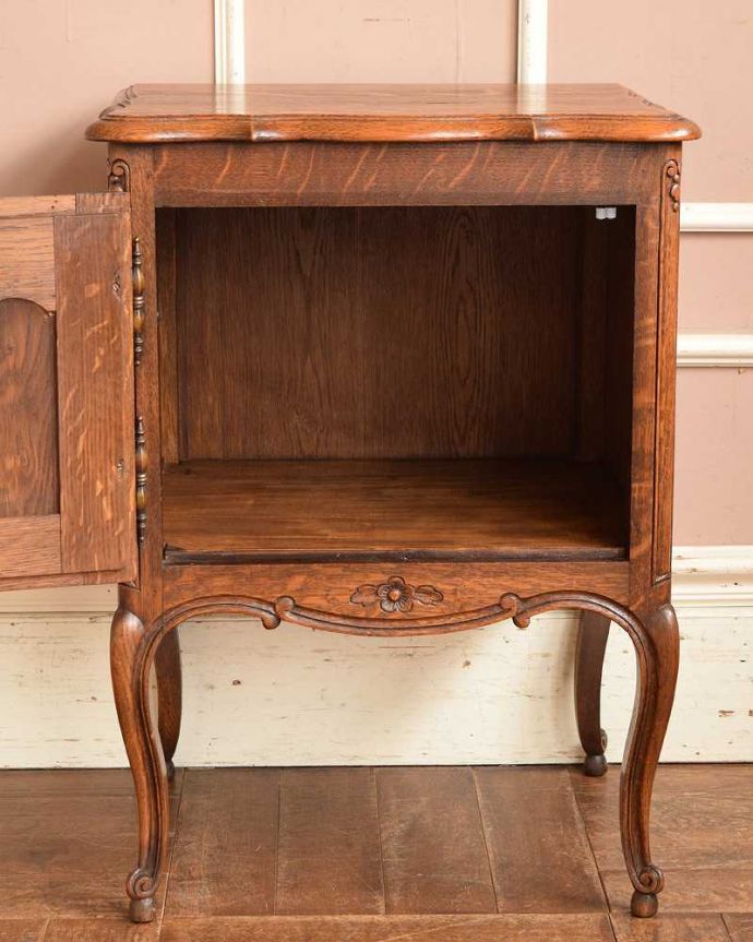 アンティークのキャビネット　アンティーク家具　フランス便で到着、天板のかたちも素敵なアンティークナイトテーブル。扉を開けて中を見ると･･･専門の職人が仕上げたので中もキレイです。(j-2177-f)