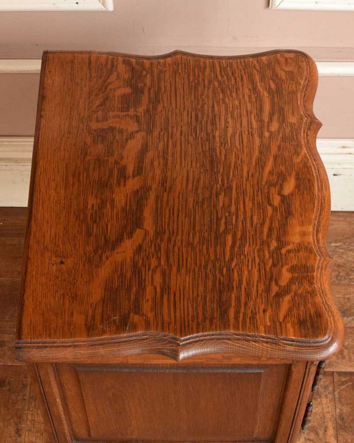 アンティークのキャビネット　アンティーク家具　フランス便で到着、天板のかたちも素敵なアンティークナイトテーブル。上から見てみると･･･修復の際、天板の塗装もキレイに仕上げました。(j-2177-f)