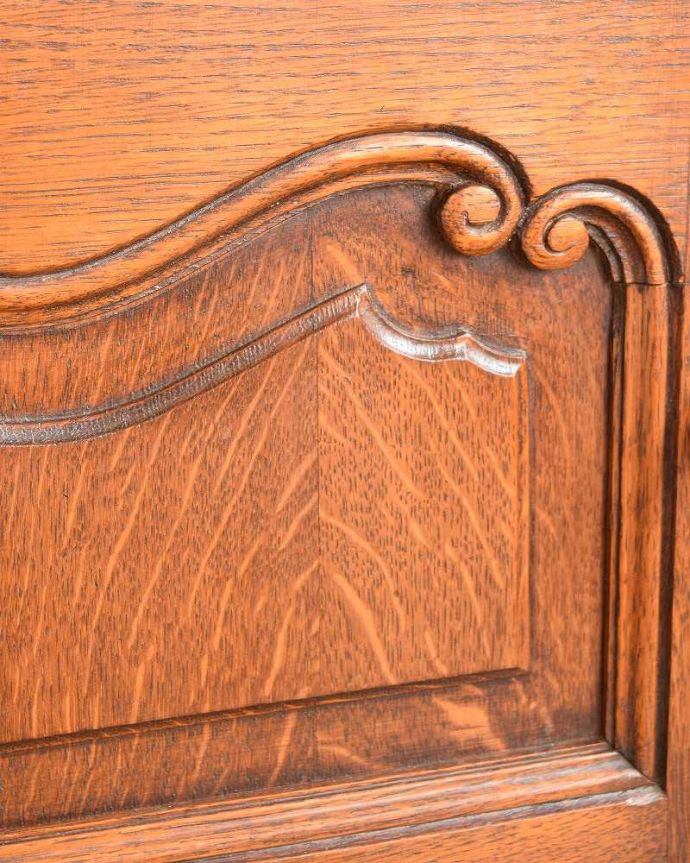 アンティークのキャビネット　アンティーク家具　フランス便で到着、天板のかたちも素敵なアンティークナイトテーブル。惚れ惚れしちゃう美しさこんなに堅い無垢材に一体どうやって彫ったんだろう？と不思議になるくらい細かい彫にうっとりです。(j-2177-f)