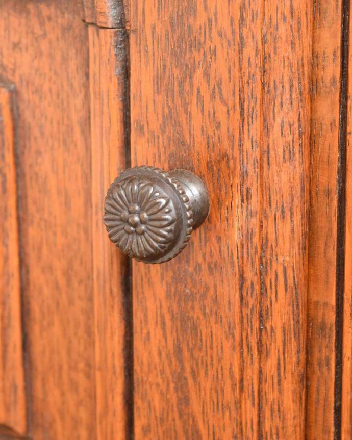 アンティークのキャビネット　アンティーク家具　フランス便で到着、天板のかたちも素敵なアンティークナイトテーブル。取っ手のデザインも優雅フランスらしさは取っ手のデザインにも。(j-2177-f)