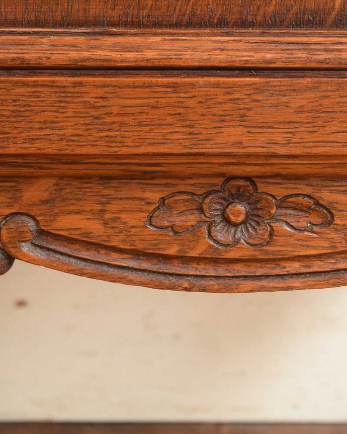 アンティークのキャビネット　アンティーク家具　フランス便で到着、天板のかたちも素敵なアンティークナイトテーブル。いろんな場所にこだわり彫のデザインもいろいろです。(j-2177-f)