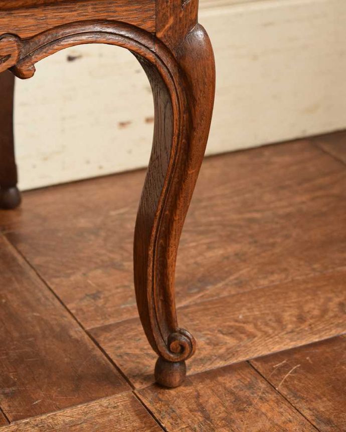 アンティークのキャビネット　アンティーク家具　フランス便で到着、天板のかたちも素敵なアンティークナイトテーブル。女性1人でラクラク運べちゃう仕掛けHandleのアンティークの脚の裏にはフェルトキーパーが付いているんです。(j-2177-f)