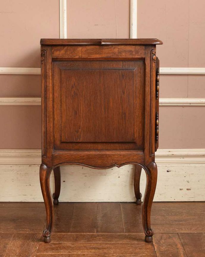 アンティークのキャビネット　アンティーク家具　フランス便で到着、天板のかたちも素敵なアンティークナイトテーブル。横から見ても美しいんです正面はもちろん、横顔だってフランスらしく美しいです。(j-2177-f)