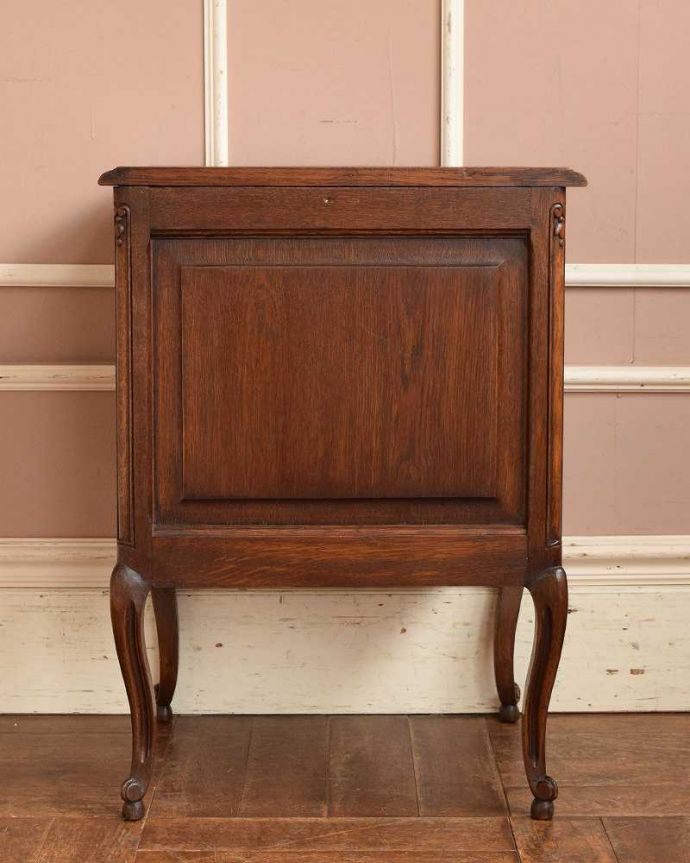 アンティークのキャビネット　アンティーク家具　フランス便で到着、天板のかたちも素敵なアンティークナイトテーブル。後ろから見ても･･･アンティークは新品ではないので、もちろん経年変化によるキズはありますが、専門の職人がお直しをしているので、後ろ姿もキレイです。(j-2177-f)