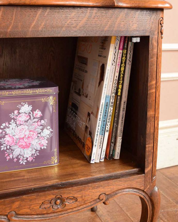 アンティークのキャビネット　アンティーク家具　フランス便で到着、天板のかたちも素敵なアンティークナイトテーブル。A4サイズの雑誌やファイルが収納できるのでとっても便利ですよ。(j-2177-f)