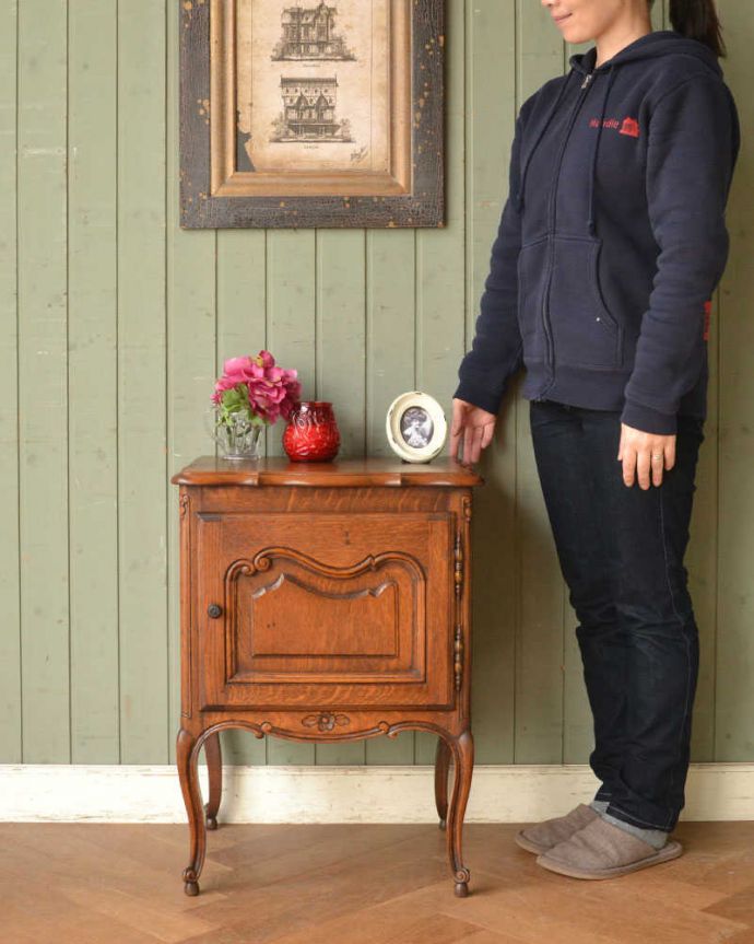 アンティークのキャビネット　アンティーク家具　フランスの小さなアンティーク家具、お花の彫りが付いた扉収納のナイトテーブル 。フランスらしさがギュッと詰まっていますコンパクトなサイズなのにフランスらしく優雅な雰囲気がたっぷり詰まったキャビネット。(j-2178-f)