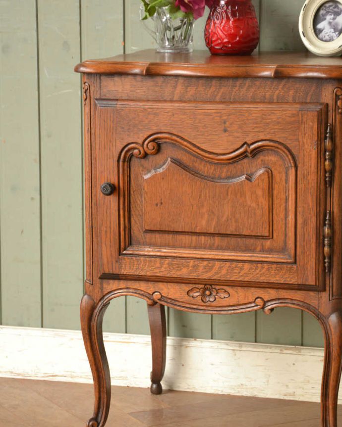 アンティークのキャビネット　アンティーク家具　フランスの小さなアンティーク家具、お花の彫りが付いた扉収納のナイトテーブル 。どこにでも置けるサイズが魅力ベッドやソファの横など、どこにでも置けるコンパクトさ。(j-2178-f)