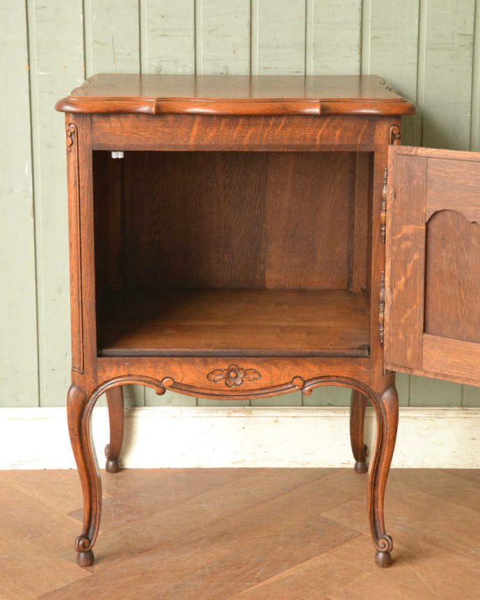 アンティークのキャビネット　アンティーク家具　フランスの小さなアンティーク家具、お花の彫りが付いた扉収納のナイトテーブル 。扉を開けて中を見ると･･･専門の職人が仕上げたので中もキレイです。(j-2178-f)