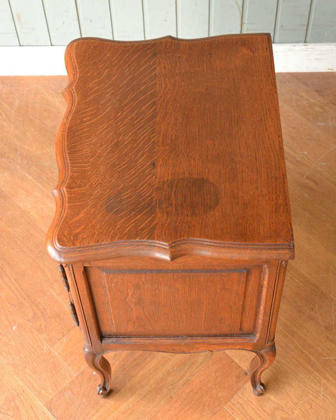 アンティークのキャビネット　アンティーク家具　フランスの小さなアンティーク家具、お花の彫りが付いた扉収納のナイトテーブル 。上から見てみると･･･修復の際、天板の塗装もキレイに仕上げました。(j-2178-f)