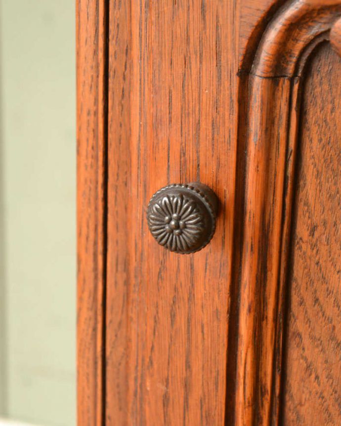 アンティークのキャビネット　アンティーク家具　フランスの小さなアンティーク家具、お花の彫りが付いた扉収納のナイトテーブル 。取っ手のデザインも優雅フランスらしさは取っ手のデザインにも。(j-2178-f)