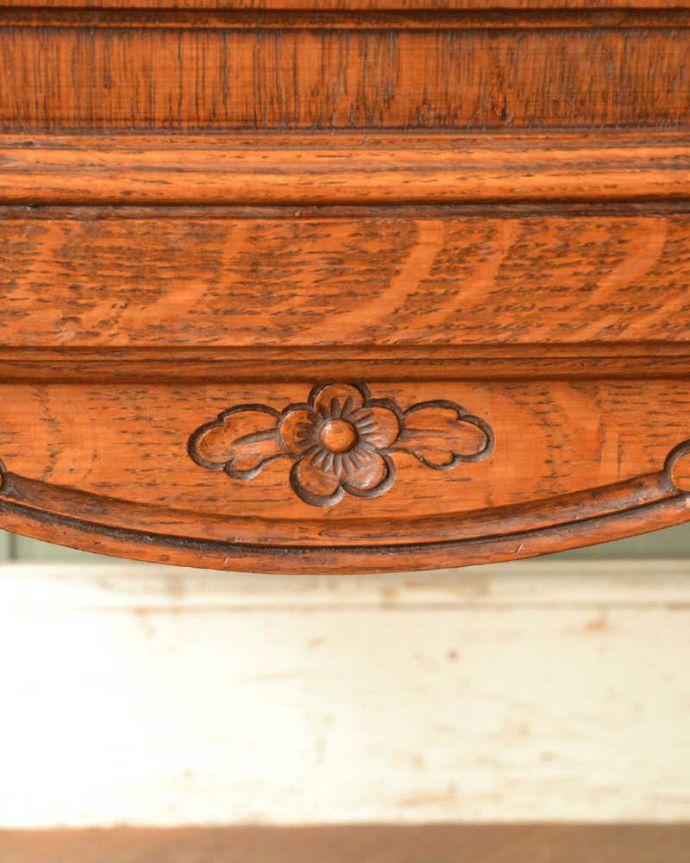 アンティークのキャビネット　アンティーク家具　フランスの小さなアンティーク家具、お花の彫りが付いた扉収納のナイトテーブル 。惚れ惚れしちゃう美しさこんなに堅い無垢材に一体どうやって彫ったんだろう？と不思議になるくらい細かい彫にうっとりです。(j-2178-f)