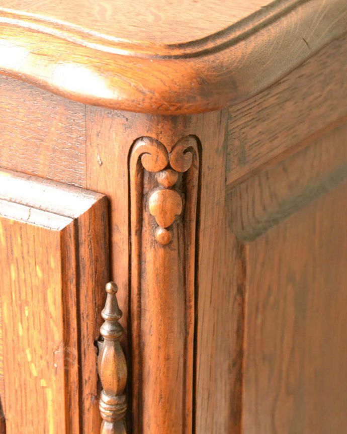 アンティークのキャビネット　アンティーク家具　フランスの小さなアンティーク家具、お花の彫りが付いた扉収納のナイトテーブル 。いろんな場所にこだわり彫のデザインもいろいろです。(j-2178-f)