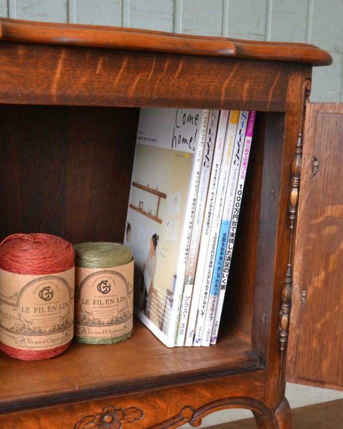 アンティークのキャビネット　アンティーク家具　フランスの小さなアンティーク家具、お花の彫りが付いた扉収納のナイトテーブル 。A4サイズも収納出来ちゃう優れものA4サイズの雑誌までしっかり収納出来ちゃう大きさ。(j-2178-f)