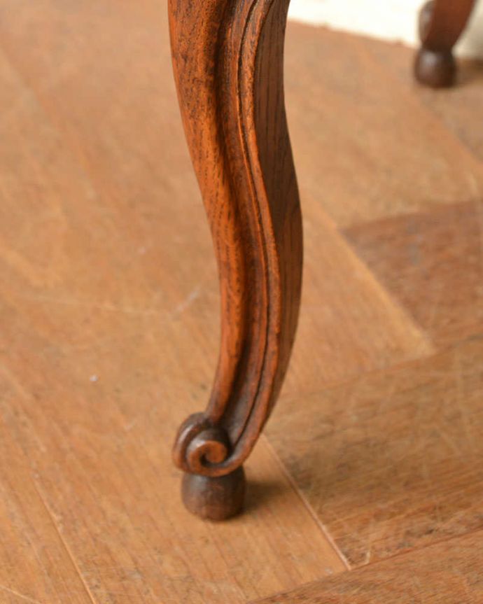 アンティークのキャビネット　アンティーク家具　フランスの小さなアンティーク家具、お花の彫りが付いた扉収納のナイトテーブル 。女性1人でラクラク運べちゃう仕掛けHandleのアンティークの脚の裏にはフェルトキーパーが付いているんです。(j-2178-f)