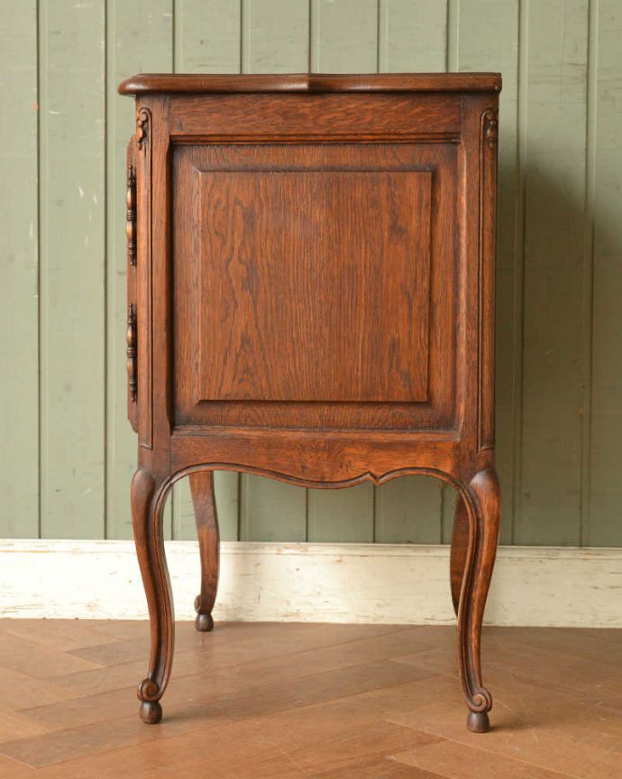 アンティークのキャビネット　アンティーク家具　フランスの小さなアンティーク家具、お花の彫りが付いた扉収納のナイトテーブル 。横から見ても美しいんです正面はもちろん、横顔だってフランスらしく美しいです。(j-2178-f)