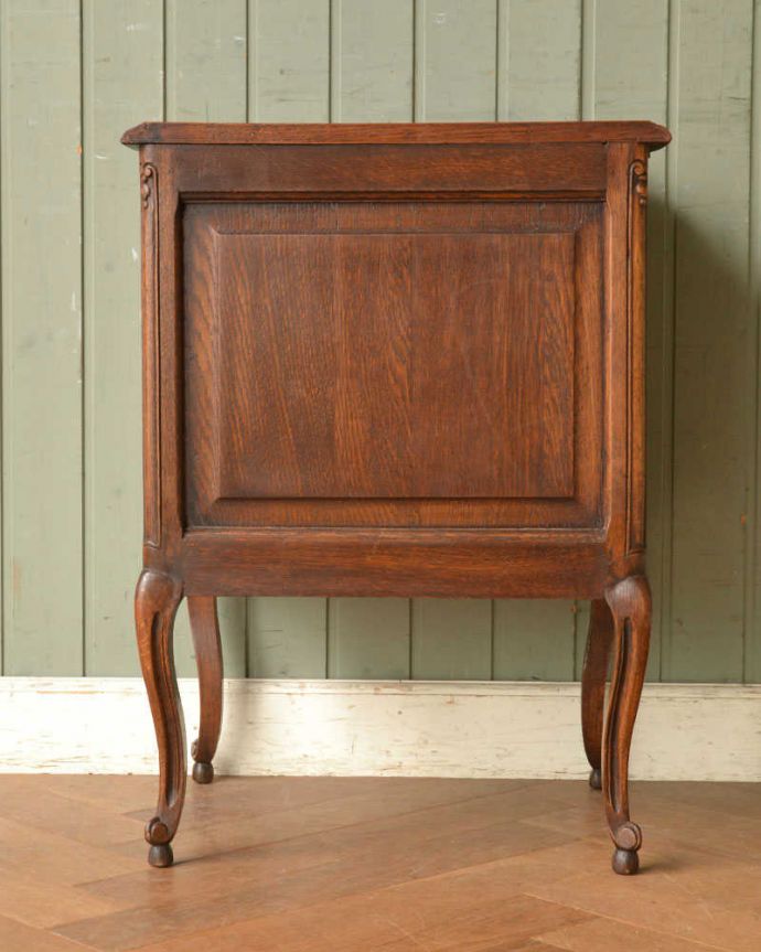 アンティークのキャビネット　アンティーク家具　フランスの小さなアンティーク家具、お花の彫りが付いた扉収納のナイトテーブル 。後ろから見ても･･･アンティークは新品ではないので、もちろん経年変化によるキズはありますが、専門の職人がお直しをしているので、後ろ姿もキレイです。(j-2178-f)