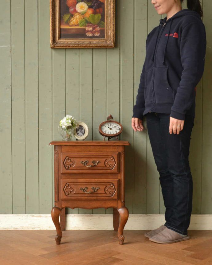 アンティークのチェスト　アンティーク家具　フレンチスタイルのアンティーク家具、彫りが美しいベッドサイドチェスト（２段）。フランスらしい優雅なアンティークのチェスト脚の美しい曲線美は、さすがフランスのアンティーク。(j-2179-f)