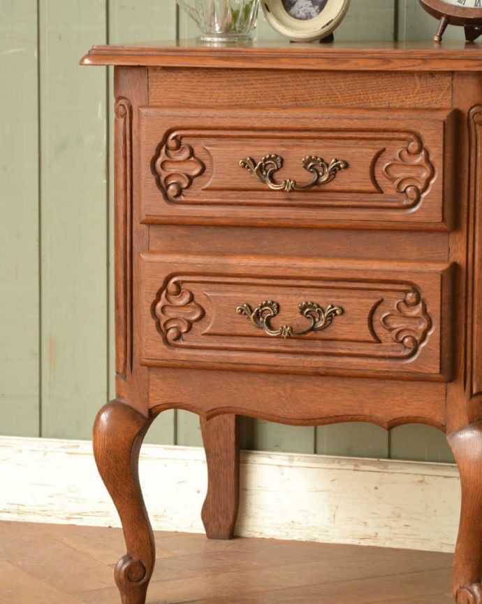 アンティークのチェスト　アンティーク家具　フレンチスタイルのアンティーク家具、彫りが美しいベッドサイドチェスト（２段）。自慢したくなる美しさやっぱりフランスのチェストは美しい見た目が魅力。(j-2179-f)