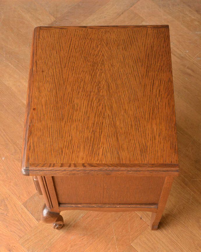 アンティークのチェスト　アンティーク家具　フレンチスタイルのアンティーク家具、彫りが美しいベッドサイドチェスト（２段）。何を置いて楽しもうかな・・・天板も修復する際、塗装もキレイに仕上げたので、いろんなものを乗せて楽しんで下さい。(j-2179-f)