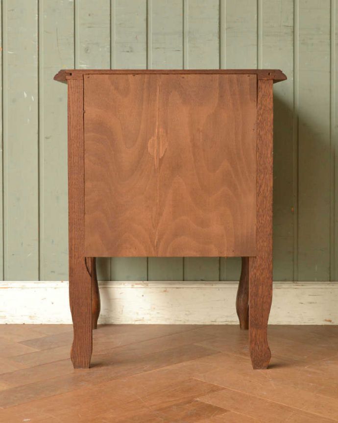 アンティークのチェスト　アンティーク家具　フレンチスタイルのアンティーク家具、彫りが美しいベッドサイドチェスト（２段）。後ろ姿にも気を使ってますアンティークは新品ではないので、経年変化によるキズはありますが、専門の職人がお直しをしたので、後ろ姿もキレイです。(j-2179-f)