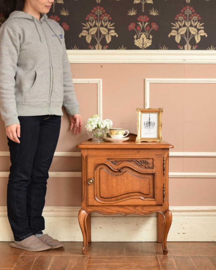 アンティークのキャビネット　アンティーク家具　フランス輸入の小さなアンティーク家具、きれいな木目のナイトテーブル。フランスらしさがギュッと詰まっていますコンパクトなサイズなのにフランスらしく優雅な雰囲気がたっぷり詰まったキャビネット。(j-2180-f)