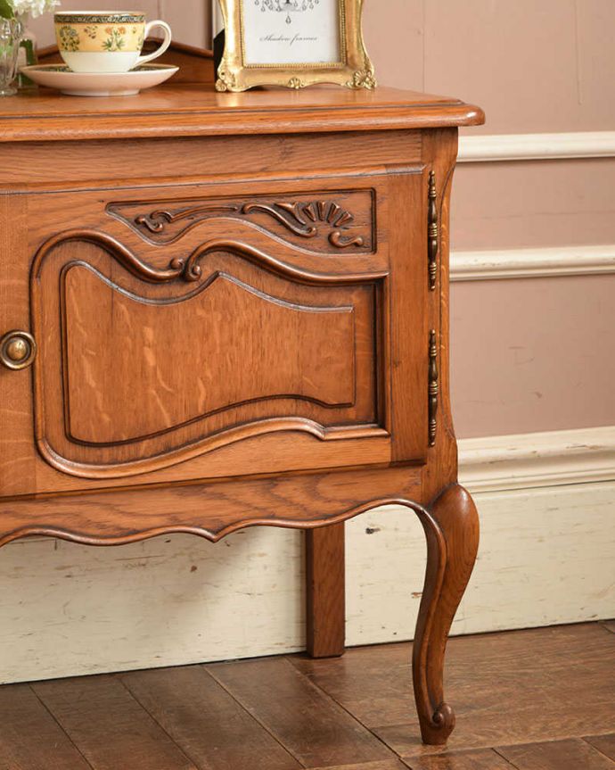 アンティークのキャビネット　アンティーク家具　フランス輸入の小さなアンティーク家具、きれいな木目のナイトテーブル。どこにでも置けるサイズが魅力ベッドやソファの横など、どこにでも置けるコンパクトさ。(j-2180-f)