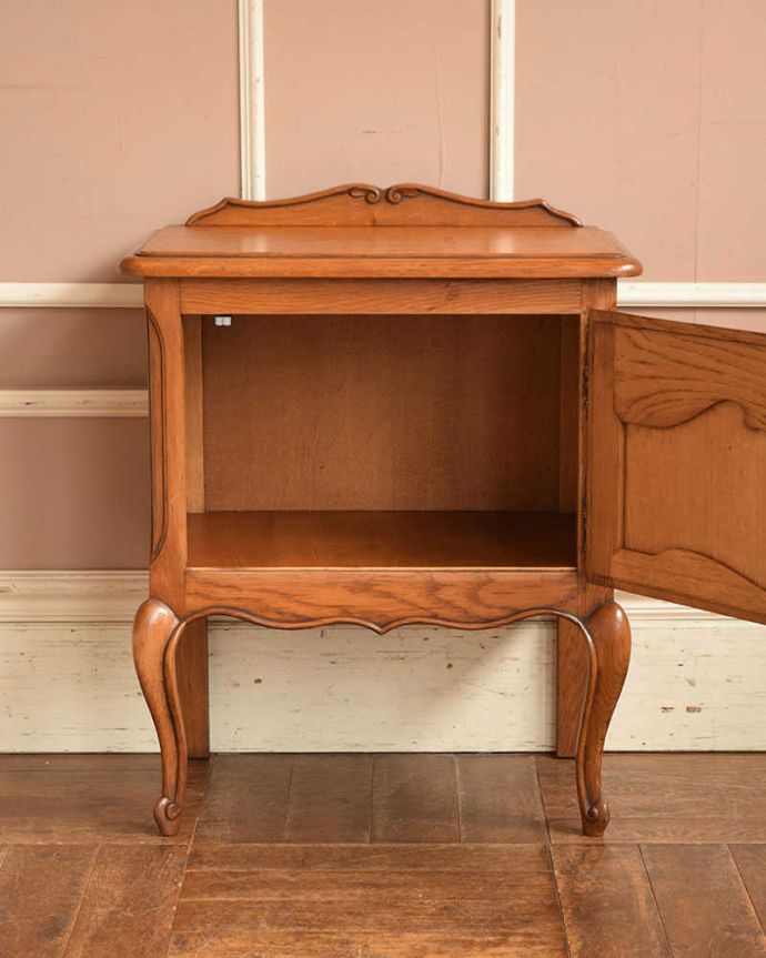 アンティークのキャビネット　アンティーク家具　フランス輸入の小さなアンティーク家具、きれいな木目のナイトテーブル。扉を開けて中を見ると･･･専門の職人が仕上げたので中もキレイです。(j-2180-f)