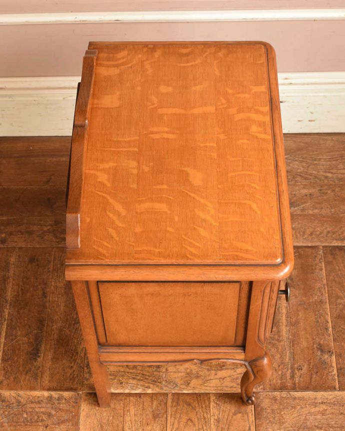 アンティークのキャビネット　アンティーク家具　フランス輸入の小さなアンティーク家具、きれいな木目のナイトテーブル。上から見てみると･･･修復の際、天板の塗装もキレイに仕上げました。(j-2180-f)