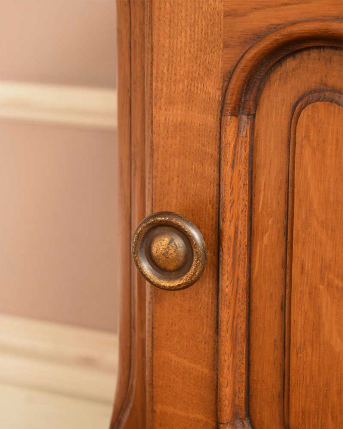 アンティークのキャビネット　アンティーク家具　フランス輸入の小さなアンティーク家具、きれいな木目のナイトテーブル。取っ手のデザインも優雅フランスらしさは取っ手のデザインにも。(j-2180-f)