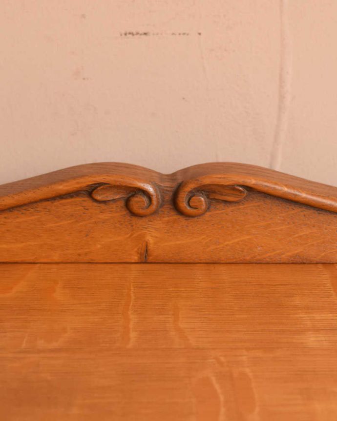 アンティークのキャビネット　アンティーク家具　フランス輸入の小さなアンティーク家具、きれいな木目のナイトテーブル。いろんな場所にこだわり彫のデザインもいろいろです。(j-2180-f)