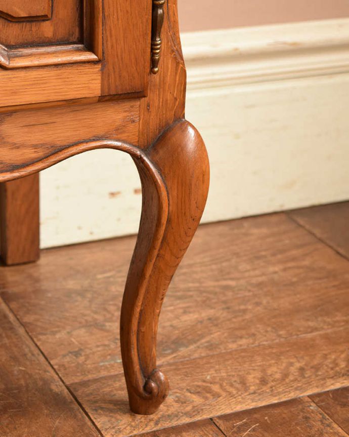 アンティークのキャビネット　アンティーク家具　フランス輸入の小さなアンティーク家具、きれいな木目のナイトテーブル。女性1人でラクラク運べちゃう仕掛けHandleのアンティークの脚の裏にはフェルトキーパーが付いているんです。(j-2180-f)